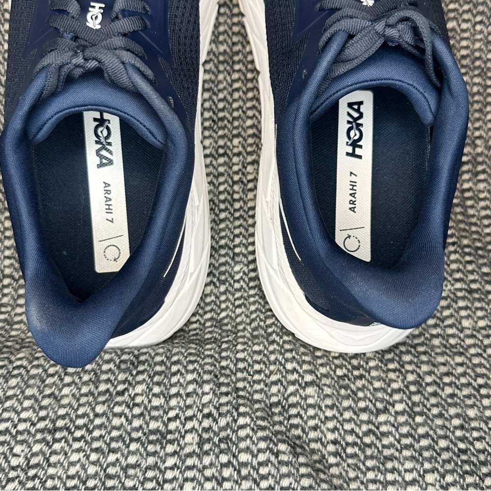 Hoka Arahi 7 Navy Blue and White Lightweight Running Shoes - Picture 4 of 9